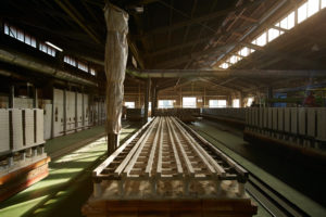 タイル工場内　窯に流れるライン