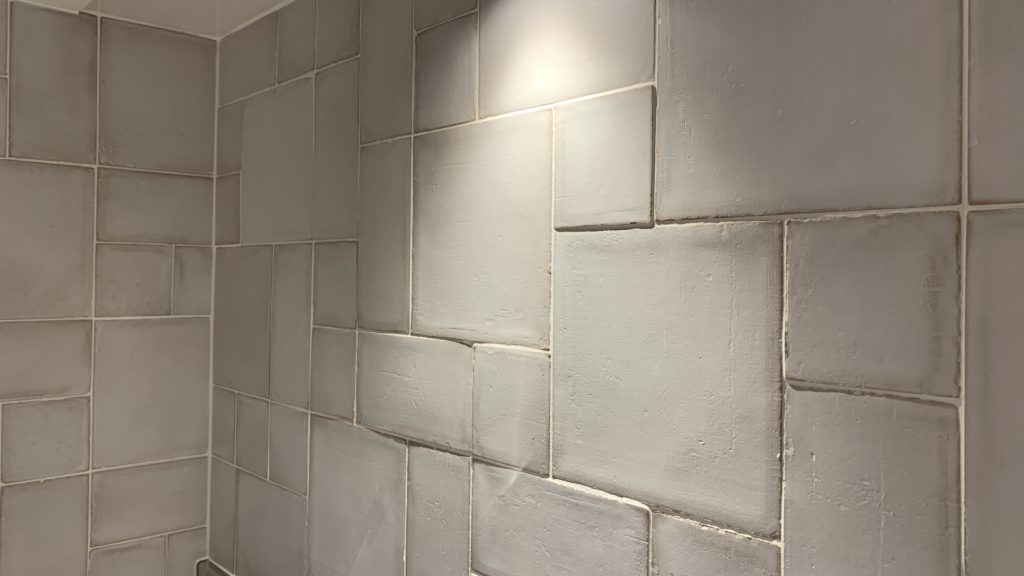 白い3形状のタイルを施工したキッチン壁