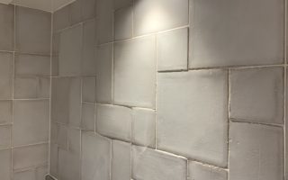 白い3形状のタイルを施工したキッチン壁