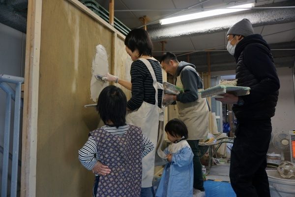 お子様の一緒に塗り体験に参加