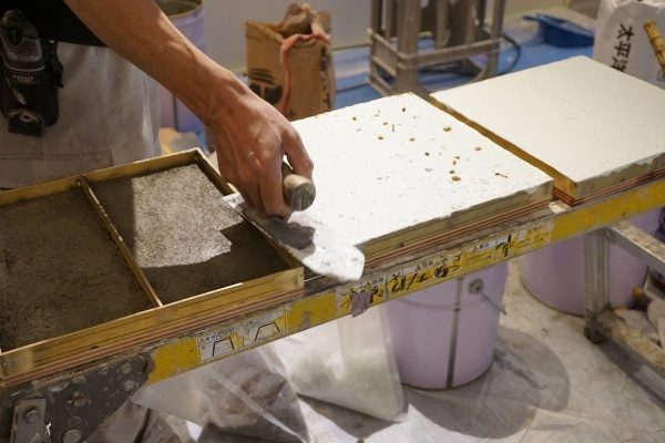 材料に赤ガラスを撒き伏せ込んだ状態