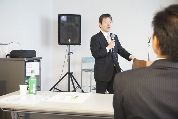 東京都タイル技能士会での講演中の代表原田