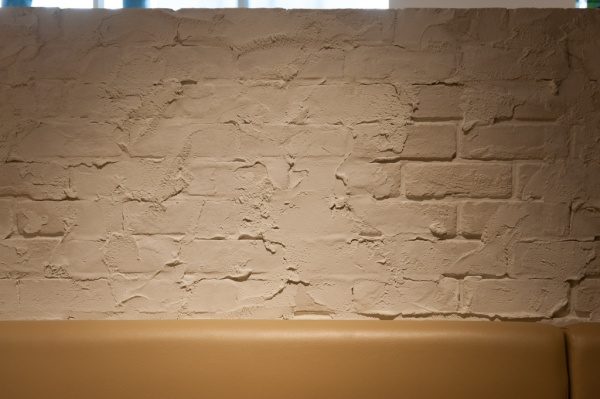 ブリックタイルにプラスターを塗ったデコレーション壁