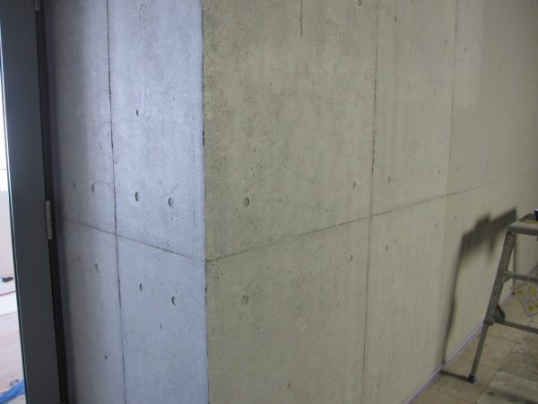 石膏ボードの上にコンクリート打ち放し風仕上げを施した壁