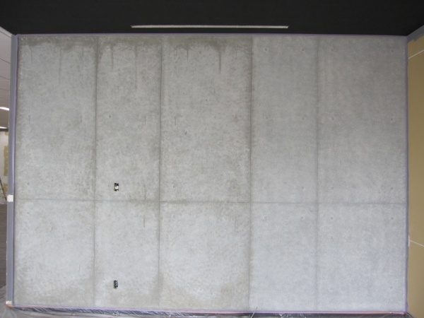 石膏ボードの上にコンクリート打ち放し風仕上げを施した壁エイジング塗装