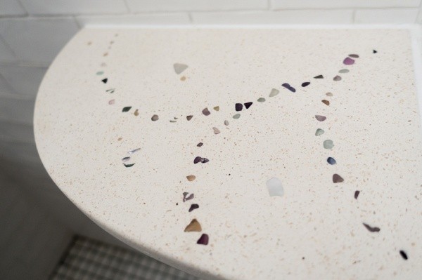 タラソミックス　トイレの荷物置き場画像　ガラスと貝殻