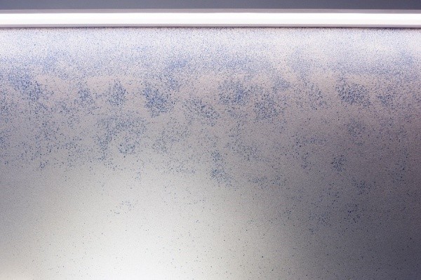 ドライウォッシュ仕上げ画像1　細かい青いガラスに白モルタル　サカンライブラリー