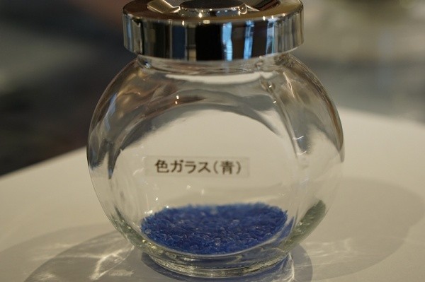 サカンライブラリー画像3　瓶入り素材サンプル　青色ガラス材料粒　濃い青色