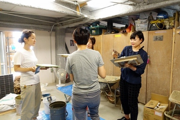 左官体験画像　職人さんと体験者さん