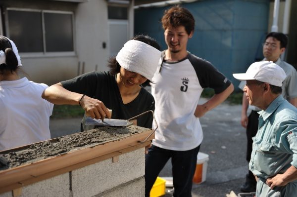 中央で女性が鏝を持って受講