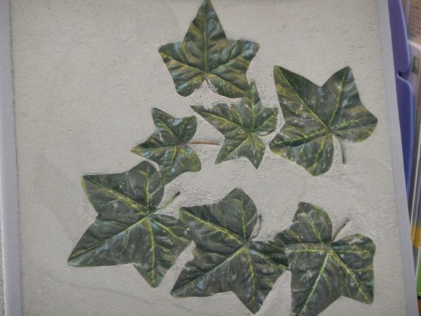モルタルに作り物の葉っぱを入れた例