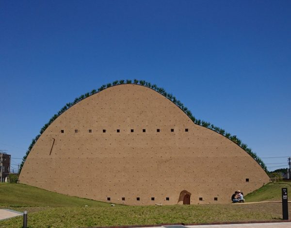 中央に山の形をしたモザイクタイルミュージアム