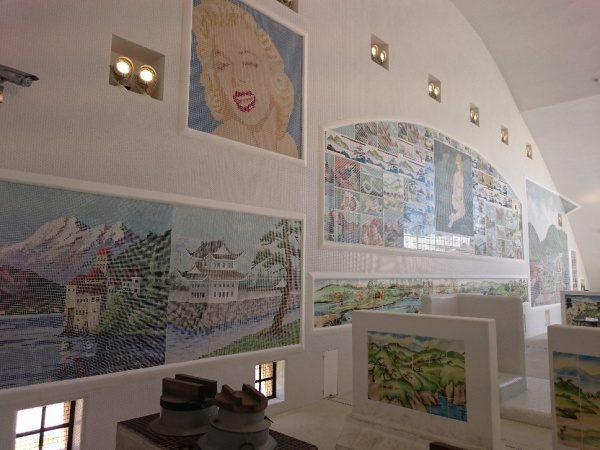 壁にタイル絵の展示、上にマリリンモンロー、下はお城などタイル絵が多数展示してある