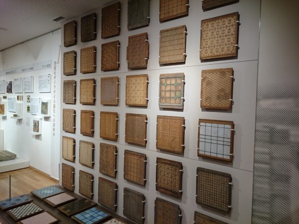 中央にモザイクタイル作成用の古い木型が36枚程度展示してある