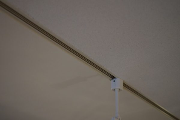 配線ダクトとの取り合いはこのような状態で納まっています