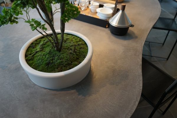凹みに植木鉢を入れることができるモールテックステーブル