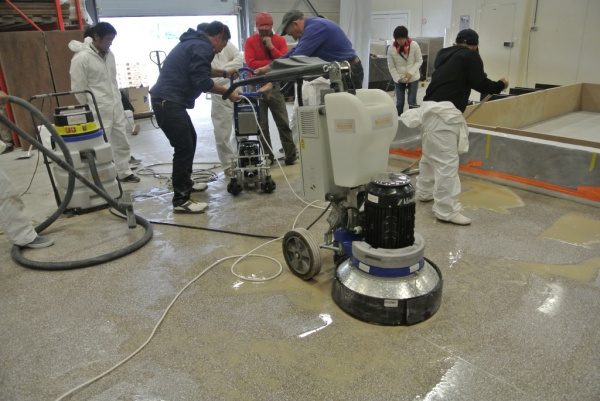 掃除機でノロ水を吸い取り仕上げていきます