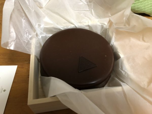中央に丸いチョコレートケーキ