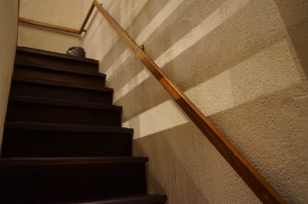 飲食店に施工した原田左官オリジナル素材「空 - KUU」の壁、階段室