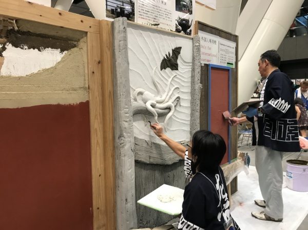 ものづくり・匠の技の祭典　左官ブース　擬木と蛸の鏝絵製作