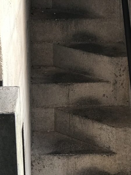 カステルベッキオ　コンクリート階段