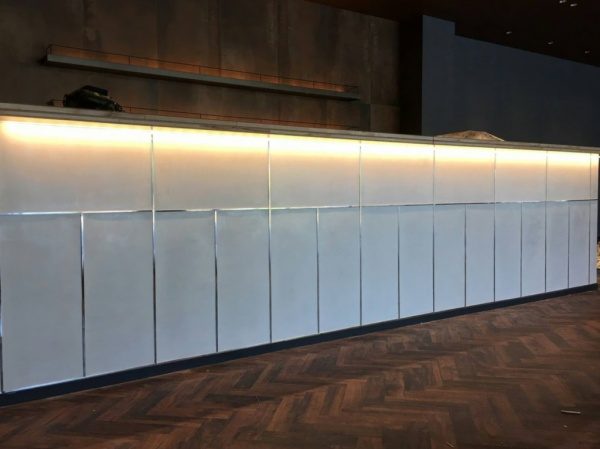 ポリーブル　白フラット　カウンター施工
