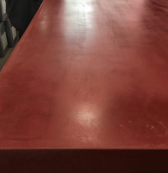 ポリーブル　フラット　特注色赤　テーブルに施工