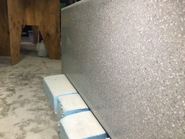 ビールストーン什器に施工