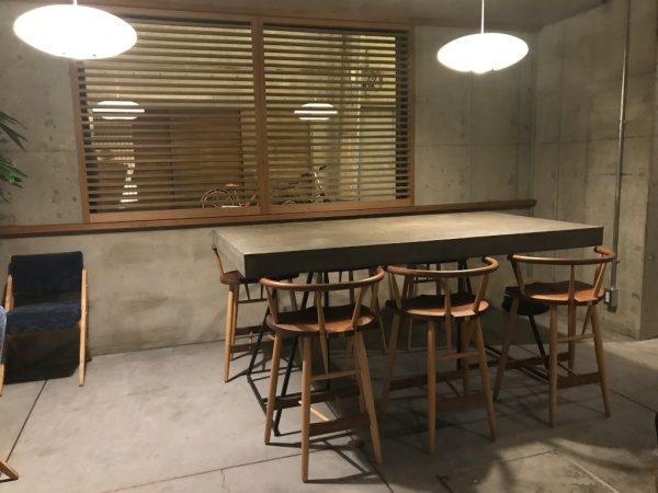 カフェのグレーのモールテックステーブルとコンクリートの内装
