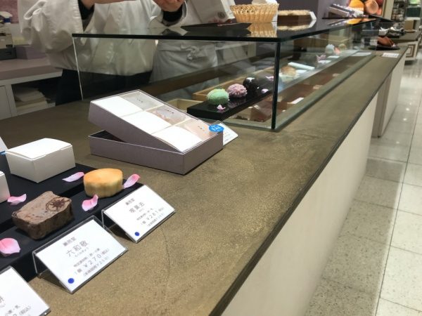 和菓子店のオルトレマテリアで施工したカウンターテーブル天板