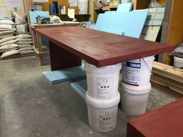 ポリーブル小豆色を塗り付けた木製の台を乾燥している様子