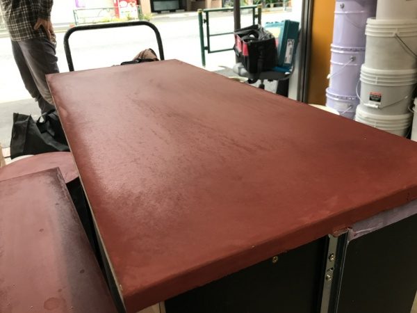ポリーブル小豆色を塗り付けた木製の台をペーパーで研ぎあげた状態