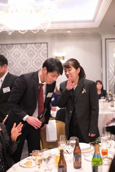 年明け披露会で男性と女性が会話をする様子