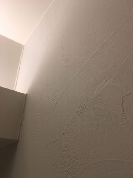 白色のオルトレマテリアのフィーネ仕上げの壁、鏝模様仕上げ