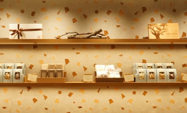 木片入りのモラート仕上げの壁、棚にはチョコレートショップの商品が並んでいる