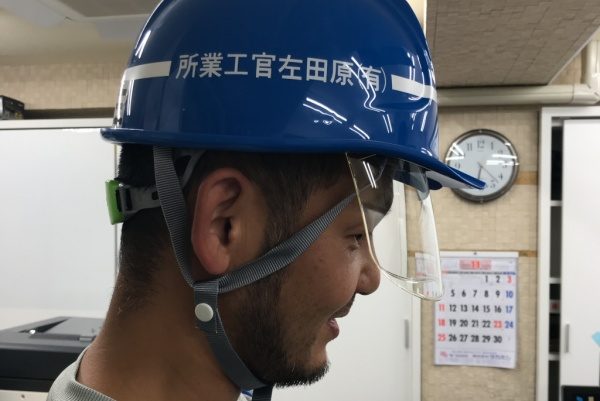 保護シールド付きヘルメットを装着した男性、シールドを下ろした状態