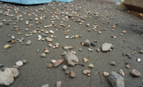 モルタル三和土風仕上げ、土間に石を乗せた状態