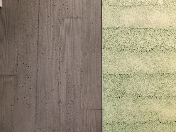 オフィスエントランスの壁、左がうづくり木目モルタルの壁、右側が塗り版築の壁