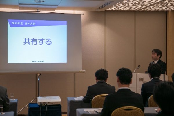 代表の原田による社内方針の発表