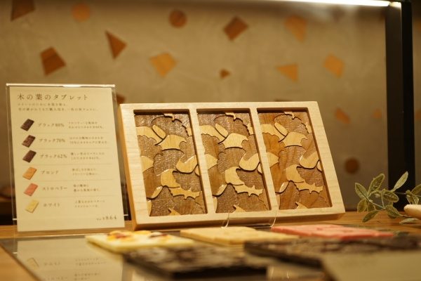 文京区西片のDRYADES店内、Hacoaさん作成のチョコレート木型と木の葉タブレットの説明書き