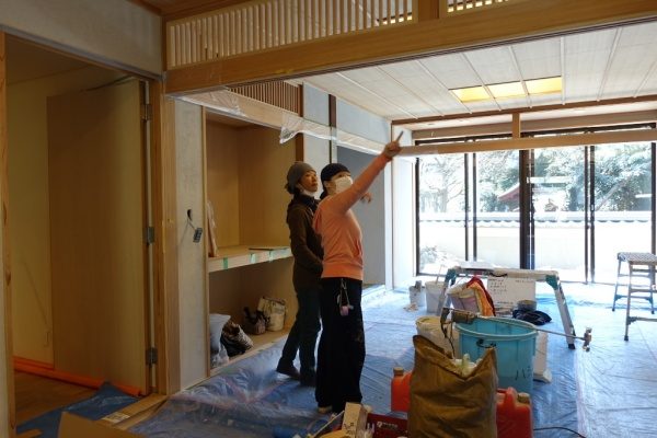 原田左官の左官職人Fさんと見習いのHさん。室内壁について打ち合わせをしている様子