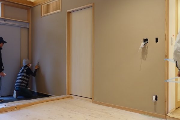 室内壁に珪藻土仕上げを施工しているHさんとFさん