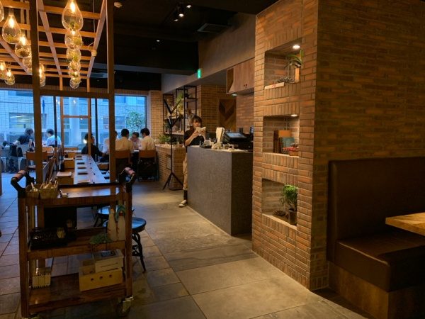 ビールストーンミラーのレジカウンター。恵比寿の飲食店店内風景