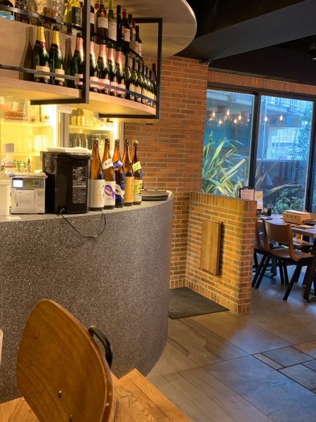 ビールストーンミラーのバーカウンター、お酒の瓶が沢山ある。恵比寿の飲食店