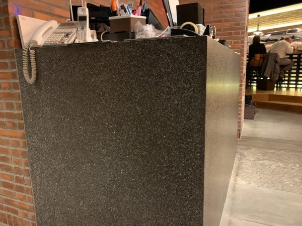 ビールストーンミラーのレジカウンター、電話や文房具がある。恵比寿の飲食店