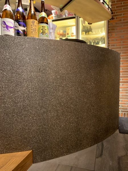 ビールストーンミラーのバーカウンター、奥には冷蔵庫がある。恵比寿の飲食店