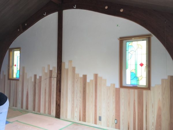 漆喰仕上げの壁、腰壁は板張りになっている。練馬の清心幼稚園