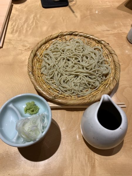 小松庵のせいろ蕎麦。机の上に蕎麦と蕎麦つゆや薬味やお箸がある。小松庵