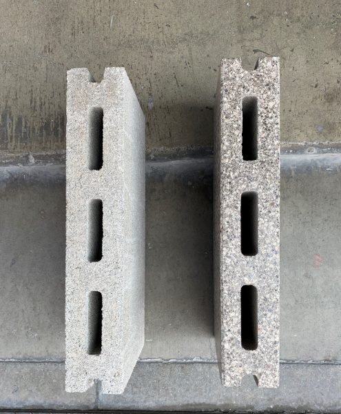 左が通常のコンクリートブロック、右が研磨仕上げのコンクリートブロック、立てた状態