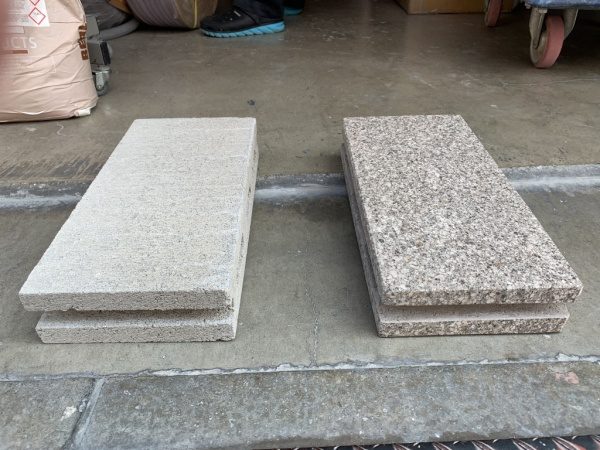 左が通常のコンクリートブロック、右が研磨仕上げのコンクリートブロック、寝かせた状態